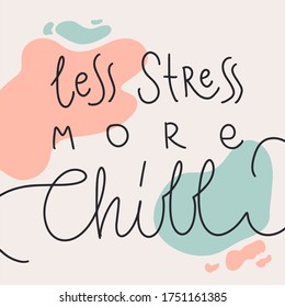 Lettering Vektorgrafik von weniger Stress mehr Chill. Jedes Element ist einzeln. Kalligraphie ist auf abstrakten, trendigen Hintergründen zu sehen. Konzept der Pflege selbst, bleiben Sie zu Hause, Entspannung, Ruhe, Entspannung.