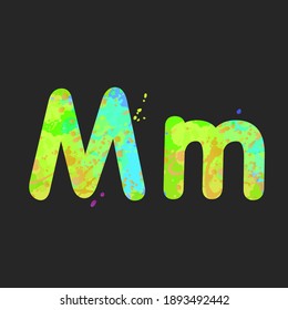 Letras M en mayúscula y minúscula con efecto de manchas líquidas de pintura en colores verde, amarillo, naranja, azul, aisladas en gris oscuro. Elemento de decoración para el diseño de un volante, cartel, título. Vector