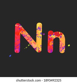 Las letras N mayúscula y minúscula con efecto de puntos líquidos de pintura en rojo, púrpura, amarillo, aislados en gris oscuro. Elemento de decoración para el diseño de un volante, cartel, portada, título. Vector