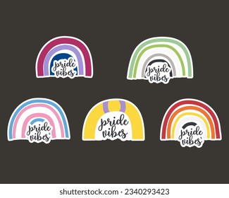 Colección de Banderas Arcoiris del Orgullo LGBTQ con citas de Vibes del Orgullo. Diferentes diseños comunitarios LGBTQ. Banderas de orgullo sexual de vectores de valores