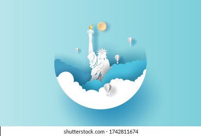 Escena de globos de la Estatua de la Libertad sobre el concepto de nube sobre fondo azul del cielo. Día del festival navideño con el punto de referencia de Estados Unidos famoso. Recorte de papel y diseño de círculo artesanal. Estados Unidos de América para tarjeta y afiche.