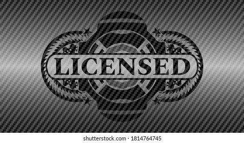 lizenzierter Text im dunklen Kohlefaser-Badge. Polymerstruktur, gepflegter Hintergrund. Intensive Illustration. 