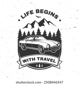 A vida começa com viagens. Aventura ao ar livre. Vetor. Conceito para camisa ou logotipo, impressão, carimbo ou T. Projeto vintage com carro retro e floresta.