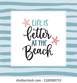 La vida es mejor en la playa. Tarjeta de cita con letras a mano con una ilustración estrella. Cita motivacional e inspiradora dibujada a mano por vectores. Afiche caligráfico. Vacaciones, concepto de verano.