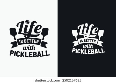 La vida es mejor con Pickleball. Una hermosa frase de pickleball que es perfecta para camisetas, pegatinas, accesorios, etc.