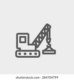 Línea delgada del icono del remolque de grúa de elevación para el diseño web y móvil, minimalista moderno y plano. Icono vector de gris oscuro sobre fondo gris claro.
