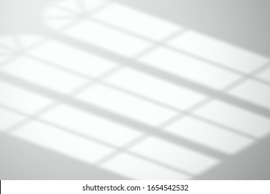 Luz de ventanas abovedadas sobre un suelo o superficie blancos. Plantilla para el diseño