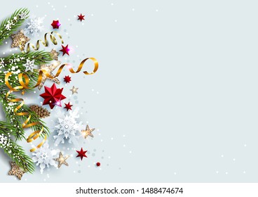 Fondo claro con decoraciones festivas, baubles, estrellas, copos de nieve. Plantilla de Navidad festiva.