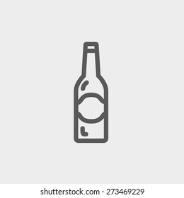 Línea delgada de icono de botella de cerveza ligera para diseño de web y móvil, minimalista moderno y plano. Icono vector de gris oscuro sobre fondo gris claro.