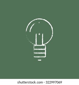 Lámpara de luz dibujada en tiza sobre un icono blanco vectorial de pizarra aislado en un fondo verde.