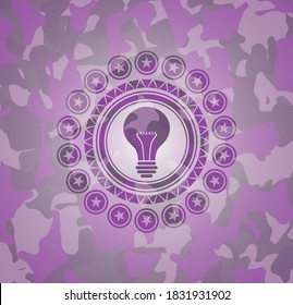icono de la bombilla de luz dentro del emblema de camo rosa y púrpura. 