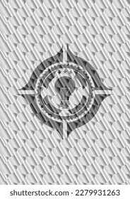 icono de la bombilla de luz dentro del emblema de plata. Patrón de escalas. Ilustración vectorial. Detallado. 