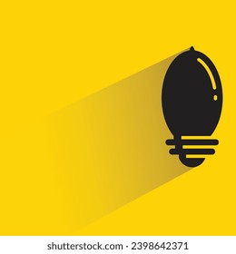 icono de la bombilla de luz con sombra sobre fondo amarillo