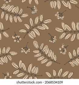 Las hojas de rowan y las bayas de color beige claro y oscuro con fondo marrón. Patrón vectorial sin inconvenientes en el estilo de dibujo manual.