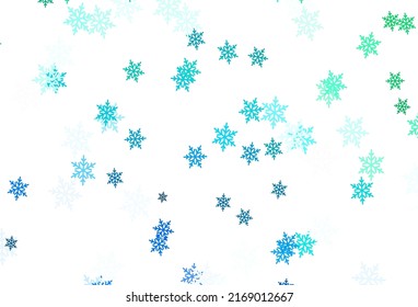 Fondo vectorial de color verde claro con copos de nieve de Navidad, estrellas. Decoración colorida en estilo navideño con nieve. Diseño de afiches y pancartas de Año Nuevo.