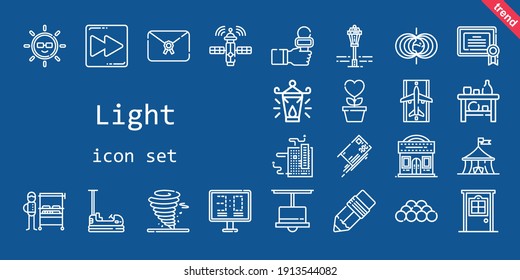 conjunto de iconos de luz. estilo de icono de línea. iconos relacionados con la luz como puerta, campo magnético, tornado, lámpara de calle, reportero de noticias, placa base, certificado, pista de aterrizaje, lámpara, sol, estante, bola, letra, lámpara de aceite