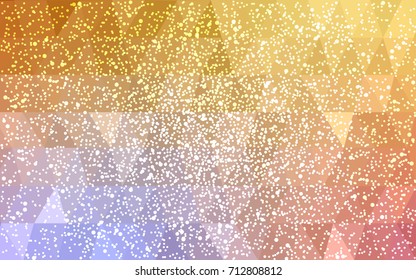 Fondo de polígono vectorial amarillo rosa claro. Ilustración de polos bajos que consiste en triángulos con copos de nieve. Antecedentes textuales de la celebración de Año Nuevo.