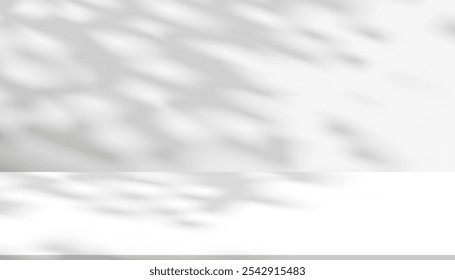 Hoja de luz y sombra sobre fondo blanco. Sombra abstracta natural, refracción diagonal de la luz solar sobre textura gris de la pared de hormigón. Rayos de sol de maqueta de Vector, superposición de efecto de follaje para el diseño de Diseño gráfico