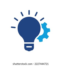 Icono de color de la idea de luz y de engranaje. Bombilla de luz de innovación tecnológica, pictograma de rueda de cog. Icono de silueta de solución de creatividad. Poder cerebral. Ilustración de vectores aislados.