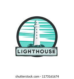 Concepto de logotipo luminoso con texto sobre fondo de madera de estilo rústico. Insignia redonda con faro como elemento principal del emblema.