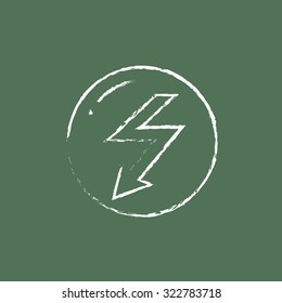 Flecha relámpago hacia abajo con tiza sobre un icono blanco vectorial de pizarra aislado en un fondo verde.