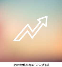 Línea delgada del icono de flecha relámpago hacia arriba para la web y móvil, moderno diseño minimalista plano. Icono blanco vectorial en el fondo de malla gradiente.