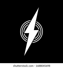 Icono de relámpago en blanco sobre fondo negro aislado.Vector EPS 10. Símbolo de carga, electricidad, señal de energía.