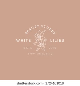 Plantilla de diseño del logo floral de Lily en un estilo lineal mínimo simple. Símbolo vectorial floral e icono para Beauty Studio, SPA