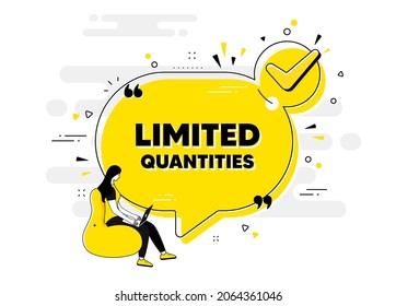 Texto de cantidades limitadas. Marque el cartel de la burbuja de chat con la gente. Signo de oferta especial. Símbolo de promoción de venta. Cantidades limitadas de mensajes de chat aprobados. Fondo del usuario de la lista de comprobación. Vector
