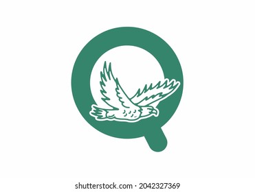 Ilustración en línea de águila voladora con diseño de letra inicial Q