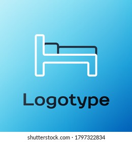 Icono de cama de línea aislado en fondo azul. Concepto de esquema colorido. Ilustración vectorial
