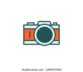 Icono de la cámara de línea aislado en fondo blanco. Símbolo de esquema para diseño de sitio web, aplicación móvil, ui. Pictograma electrónico. Ilustración vectorial, с editorial k. 