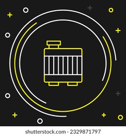 Icono del sistema de refrigeración del radiador de coche de línea aislado en el fondo negro. Concepto de esquema colorido. Vector