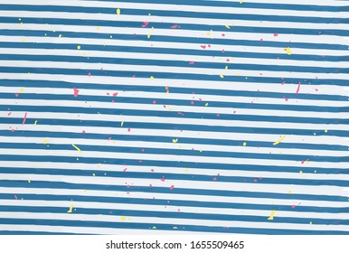 Patrón de línea con fondo de color azul. La tinta de color neón se desliza sobre el fondo marino.