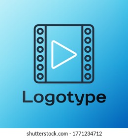 Icono de reproducción de línea de vídeo aislado en fondo azul. Signo de tira de película. Concepto de esquema colorido. Ilustración vectorial