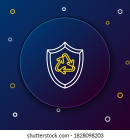 Símbolo de reciclaje de línea dentro del icono del escudo aislado en el fondo azul. Signo de protección ecológica. Concepto de esquema colorido. Vector