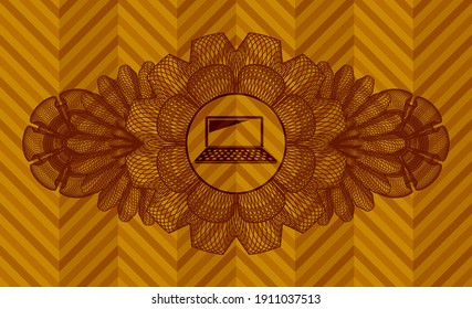 Decoración de moneda lineal icono de ordenador portátil dentro de una insignia realista color naranja. Fondo geométrico delicado. Ilustración artística. 