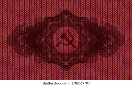 Decoración lineal Icono de esmalte y martillo dentro del emblema realista de tela de madera de color rojo. El fondo de la tela a la moda. Ilustración. 