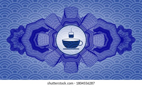 Icono de té de decoración lineal dentro de una insignia realista al estilo japonés azul. Fondo geométrico apuesto. Ilustración vectorial. 