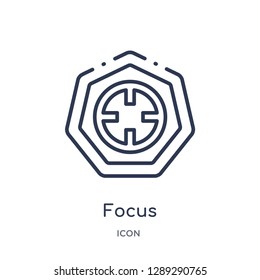 Linear focus icon from Arrows outline collection. Thin line focus vector isolated on white background. focus trendy illustration