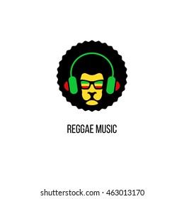 Cabeça de leão em óculos de sol com bandeira rastafari e fones de ouvido. Modelo de logotipo de música reggae vetor isolado.