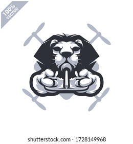 Lion sostiene el controlador de drones. Logo de mascota para el equipo de carreras de drones, club de drones o tienda. Elemento de diseño para el logotipo, etiqueta, ropa u otra mercancía de la empresa. Ilustración vectorial escalable y editable.