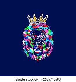 Ilustración vectorial del rey león. Cabeza de animal macho enfurecido y ruidoso con hombres y corona real. Concepto de poder para plantillas de tatuajes, vida silvestre o temas de liderazgo