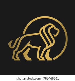 Logo de león, emblema sobre un fondo oscuro.