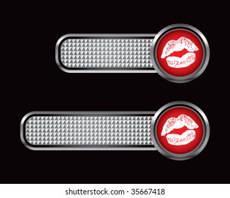 Lippen, die sich auf karierten Registerkarten küssen