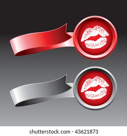 Lippen, die auf roten und grauen Bändern knabbern