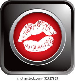 Lippen-Smooch auf reflektiertem schwarzen Webknopf