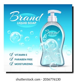 Liquid Soap Creative Promotion Poster Vector. Flasche mit Flasche aus flüssiger Seife mit auf Tile stehender Pump und Seifenblasen auf Werbebanner. Vorlagendarstellung für Hygieneartikel