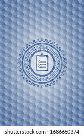 Liste Symbol in blauem Abzeichen mit geometrischem Hintergrund.