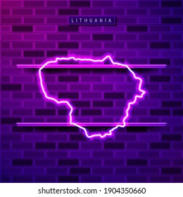 Señal de la lámpara de neón de mapa de Lituania. Ilustración vectorial realista. Placa de nombre de país. Muro de ladrillo morado, resplandor violeta, portaobjetos metálicos.